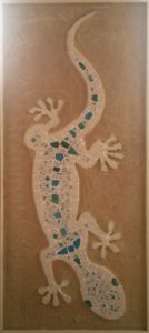 Bassorilievo di un geco in ceramica